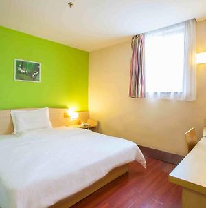 7Days Inn Wuhan Huazhong Science And Technology University Guanggu Square Room photo