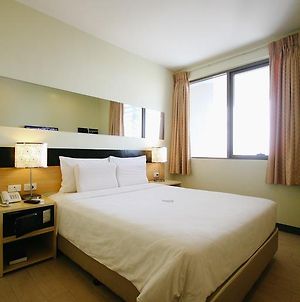 Go Hotels Iloilo Room photo