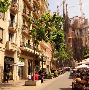 Gaudi Sagrada Familia Apartment Barcelona Exterior photo