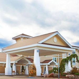Holiday Inn Express Hotel & Suites Iron Mountain Exterior photo