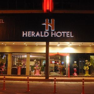 Herald Hotel Malacca Exterior photo