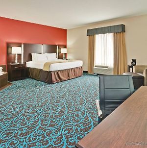 Holiday Inn Express Hotel & Suites New Philadelphia Exterior photo