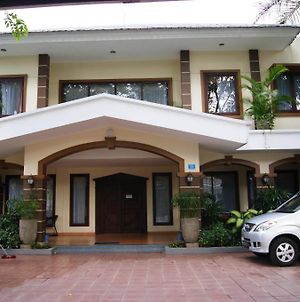 Hotel Grand Sumatera Surabaya Exterior photo