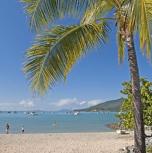 Colonial Court Beachfront Motel & Holiday Stay Airlie Beach Exterior photo