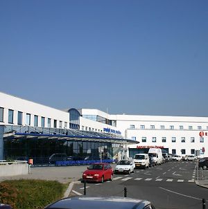 Ramada Airport Hotel Prague Exterior photo