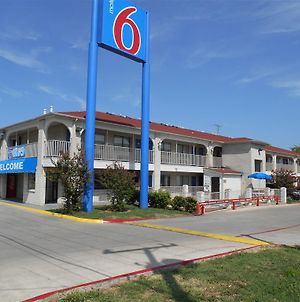Motel 6 San Antonio-Splashtown Exterior photo