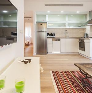 Bright 2 Bedroom Apartment In The Heart Of Tel Aviv By Sea N' Rent Exterior photo
