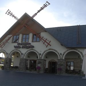 Karczma We Mlynie Hotel Tuszyn Exterior photo