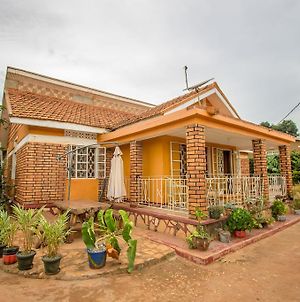Ewaka Guesthouse And Backpackers Kampala Exterior photo
