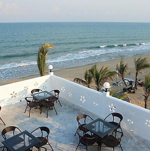 Baan Montra Beach Resort Bang Saphan Exterior photo
