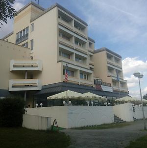 Hotel Lucia Veseli nad Luznici Exterior photo