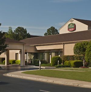 Courtyard By Marriott Fayetteville Hotel Exterior photo
