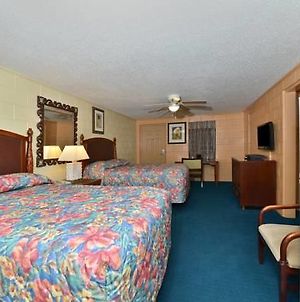 American Inn And Suites Garden City Room photo