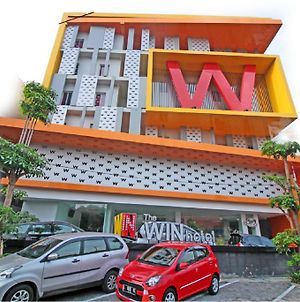The Win Hotel Surabaya Exterior photo