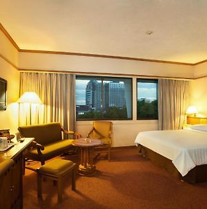 Elmi Hotel Surabaya Room photo