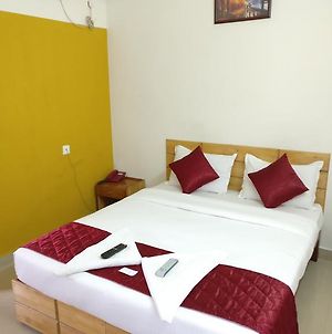 A V Residency Hotel Kochi Room photo