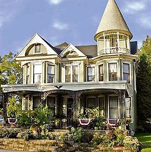 Gelinas Manor Victorian Bed And Breakfast Boiling Springs Exterior photo