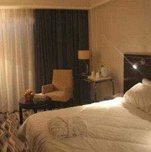 Ramada Hotel & Suites Amman Room photo
