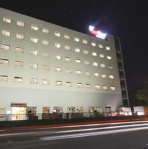 Red Fox Hotel, Chandigarh Exterior photo