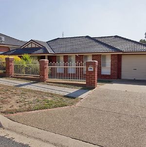 Modern Townhouse - Spa And Comfort Albury Exterior photo
