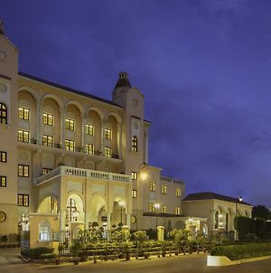 Dlf Club 5 - Golf Course Road Hotel Gurgaon Exterior photo