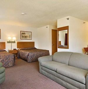 Wamego Inn And Suites Room photo