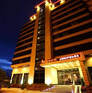 Nairi Hotel Yerevan Exterior photo
