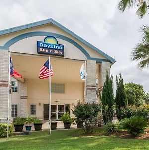 Days Inn By Wyndham San Antonio Southeast By At&T Center Exterior photo