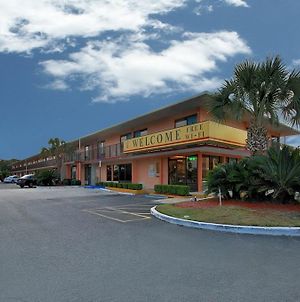 Super 6 Inn & Suites Pensacola Exterior photo