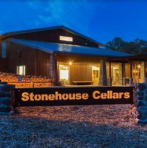 Bed & Barrel At Stonehouse Cellars Hotel Clearlake Oaks Exterior photo
