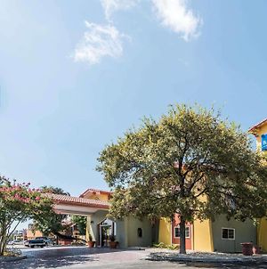 Baymont By Wyndham San Antonio Near South Texas Medical Ctr Hotel Exterior photo
