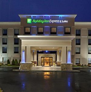Holiday Inn Express & Suites Malone, An Ihg Hotel Exterior photo