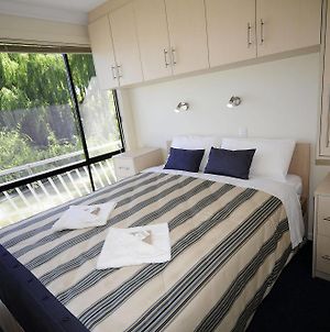 Boats And Bedzzz Houseboat Stays Renmark Exterior photo