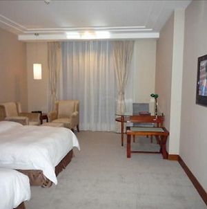 Palm Tress Business Hotel Jiangmen Room photo