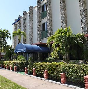 Hotel Chateaubleau Miami Exterior photo