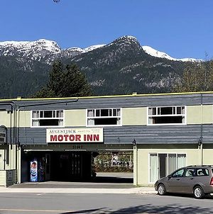 August Jack Motor Inn Squamish Exterior photo