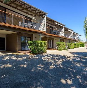 Unit 2 Rainbow Surf - Modern, Double Storey Townhouse With Large Shared Pool, Close To Beach And Shops Villa Rainbow Beach Exterior photo