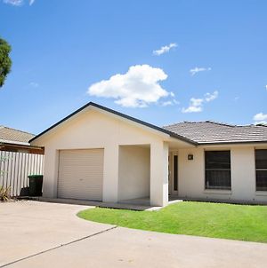 Lovely 3 Bed, 2 Bath In The City Centre Wagga Wagga Exterior photo