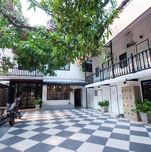 The Hidden House Hostel Bangkok Exterior photo