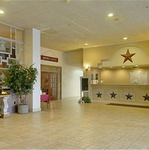 Howard Johnson Plaza Wichita Falls Hotel Interior photo