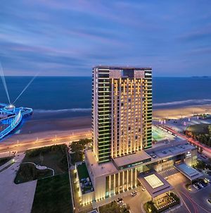 Hilton Yantai Golden Coast Hotel Exterior photo