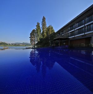 Baiyun Lakeside Hotel Guangzhou Exterior photo