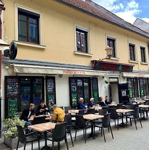 Patrick'S Pub Hotel Maribor Exterior photo