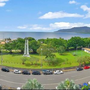 Luxury Waterfront Sea View Apartment Cairns Exterior photo