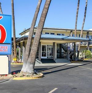 Motel 6 San Diego Airport - Harbor Exterior photo