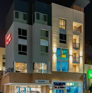 Hampton Inn & Suites Los Angeles - Glendale Exterior photo
