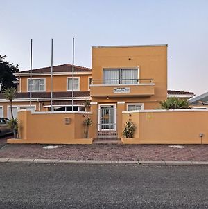 Natalie Guesthouse Bloubergstrand Exterior photo