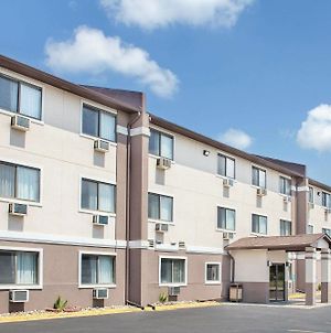 Boarders Inn And Suites By Cobblestone Hotels Waterloo Exterior photo