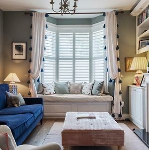 Veeve - Beautiful Interiors On A Battersea Crescent Villa London Exterior photo