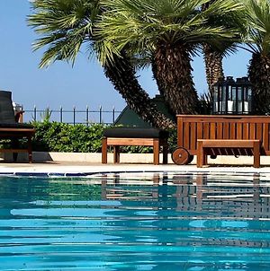 Villa Dolphin - Beachfront Maisonette With Pool Akrata Exterior photo